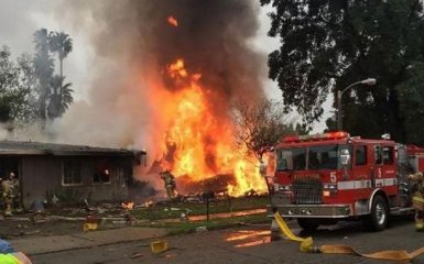 У США літак впав на житловий будинок, є загиблі: з'явилося відео