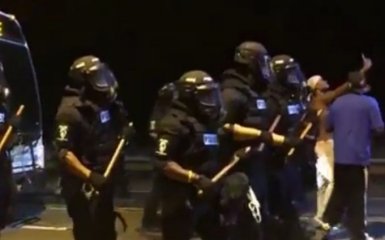 В новых массовых беспорядках в США ранены 12 полицейских: появилось видео