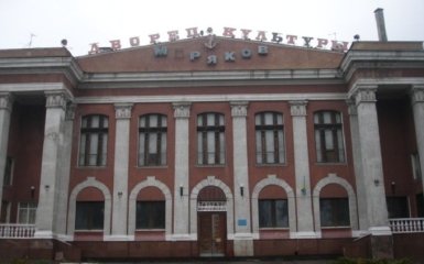 В Мариуполе элитные проститутки принимали прямо в Доме Культуры: появились фото