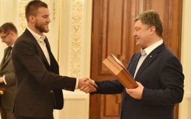 Порошенко наградил именным оружием футболистов: опубликован документ