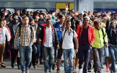 Из Германии нужно высылать тысячу мигрантов в день - генсек партии Меркель