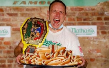 В США установили новый мировой рекорд по поеданию хот-догов