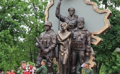 В Луганске под бред боевиков ЛНР открыли странный памятник: опубликованы фото