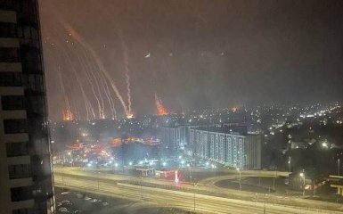 Київ потрапив під ракетний обстріл, горить житловий будинок