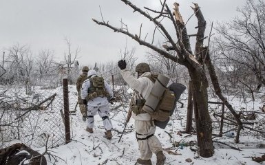 Двое военных подорвались на мине на Донбассе
