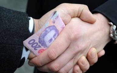 В Киеве полицейского поймали на взятке: появились фото