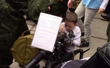 В оккупированной Горловке детям разрешили играть с оружием: опубликовано видео