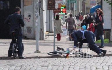 По дороге на работу Кличко перелетел через руль велосипеда: появились фото