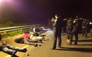 Полиция перехватила людей с оружием, едущих в Одессу: появились фото и видео