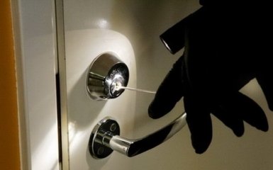 Под Киевом мужчина отбился от бандитов, напавших на его дом: появились фото