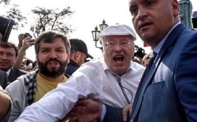 Ты будешь истекать кровью: Жириновский ударил человека на акции протеста в РФ