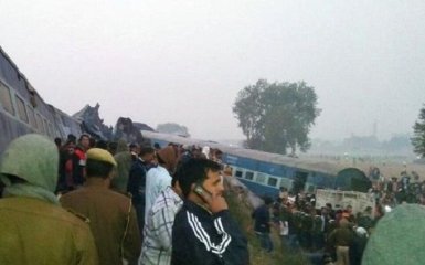 В Индии 14 вагонов сошли с рельс, почти сотня погибших: появились фото и видео