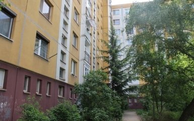 В Ужгороде мужчина выпал с балкона девятиэтажки и чудом выжил: опубликованы фото
