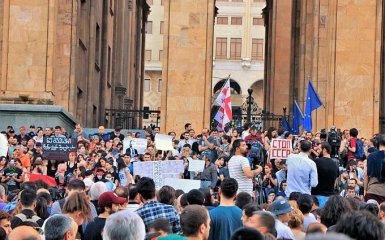 Сторонники Саакашвили объявили массовую голодовку под парламентом Грузии