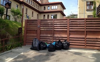 Люди с мусором атаковали дом мэра Львова: появилось видео