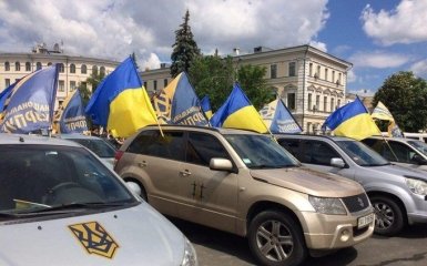 Величезна автоколона націоналістів вирушила до будинку Порошенко