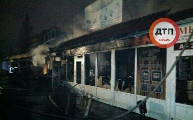 Мощный пожар вспыхнул на одном из рынков Киева: появились фото
