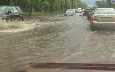 Ливень в Киеве превратил улицу в реку: опубликовано фото