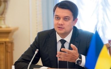 Підіграє Медведчуку і Коломойському  — експерт розніс вщент нове рішення Верховної Ради