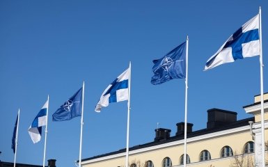 Прапори Фінляндії та НАТО