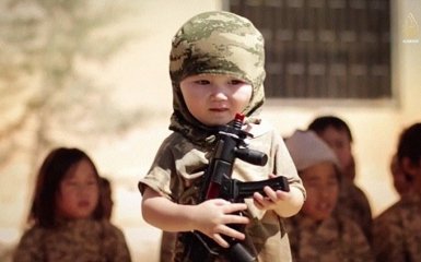 Боевики ИГИЛ учат детей убивать: раскрыты шокирующие подробности