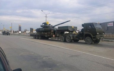 Россия продолжает перебрасывать военную технику в Крым: появились новые видео