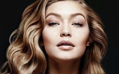 Найкрасивіша супермодель 2016 року знялася оголеною в рекламі Versace: яскраві фото