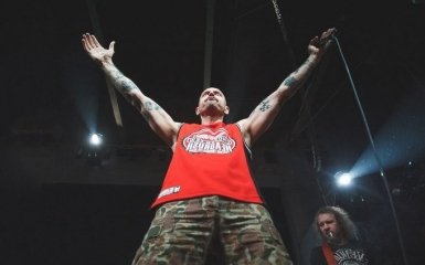 Міхалок після зірваного в Дніпрі концерту заспівав на ганку клубу: з'явилися відео