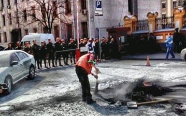 Прийшли двірники і вигнали революціонерів: в соцмережах посміялися з сутичок на Банковій