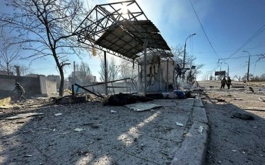 Війська РФ зранку обстріляли зупинку в Херсоні — троє загиблих