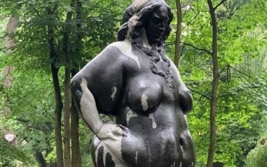 Вандалы поиздевались над скандально известной скульптурой во Львове — фото