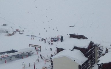 Лавина накрыла лыжный курорт во Франции: появились фото и видео
