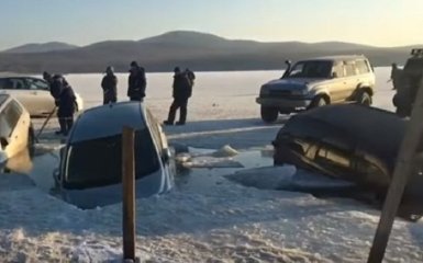 В России десятки авто провалились под лед - опубликованы первые видео