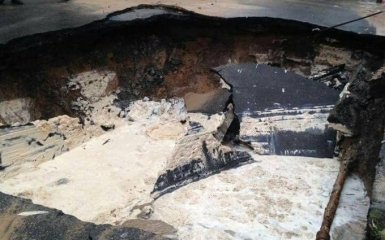 Огромный провал на улице Киева перекрыл проезд на две недели: опубликованы фото