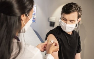 МОЗ розширило перелік професій з обов'язковою вакцинацією проти COVID-19