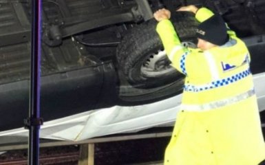 В Британии полицейский руками удержал грузовик, падающий с обрыва