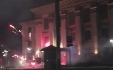 В Киеве устроили салютную атаку на российское посольство: опубликовано видео