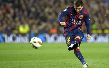 Месси мячом зарядил в голову болельщице: видео курьеза