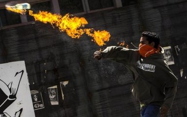 В Стамбуле офисы двух газет забросали коктейлями Молотова