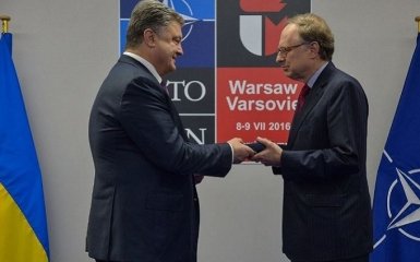 Порошенко вручил орден заместителю генсека НАТО: опубликовано фото