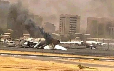 В результате боевых действий в Судане вспыхнул самолет украинской авиакомпании