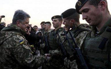 Порошенко приказал повысить зарплату военным, если Россия начнет наземное наступление