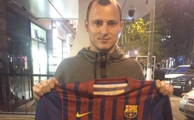 Патриот Зозуля продает уникальную футболку "Барселоны", чтобы помочь детям АТО: опубликовано фото