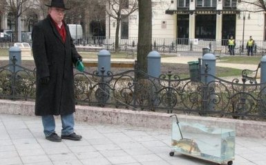 Выгуливают игрушечных собак и куриц: испанцы находят смешные поводы выйти на улицу во время карантина