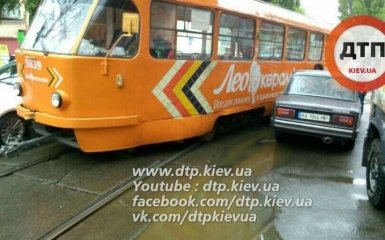У Києві трамвай зійшов з рейок і зачепив авто: опубліковані фото