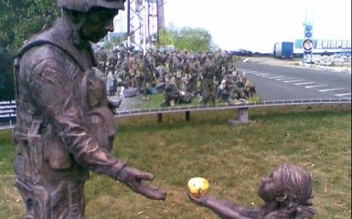 В Днепре творчески исправили изуродованный памятник бойцу АТО: опубликованы фото и видео