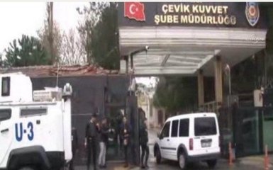 В Стамбуле две вооруженные женщины напали на полицейский участок: опубликовано видео