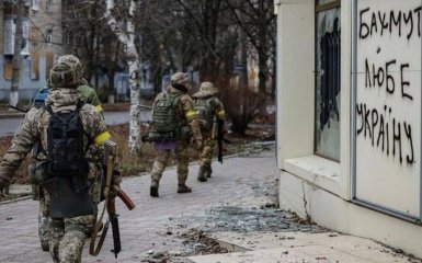 РФ вдарила по евакуаційній колоні з Бахмута. Загинула літня жінка