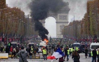 Россию заподозрили в организации протестов во Франции: фотодоказательство