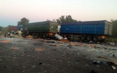 У масштабній ДТП з вантажівками загинули люди: з'явилися фото і відео з місця подій